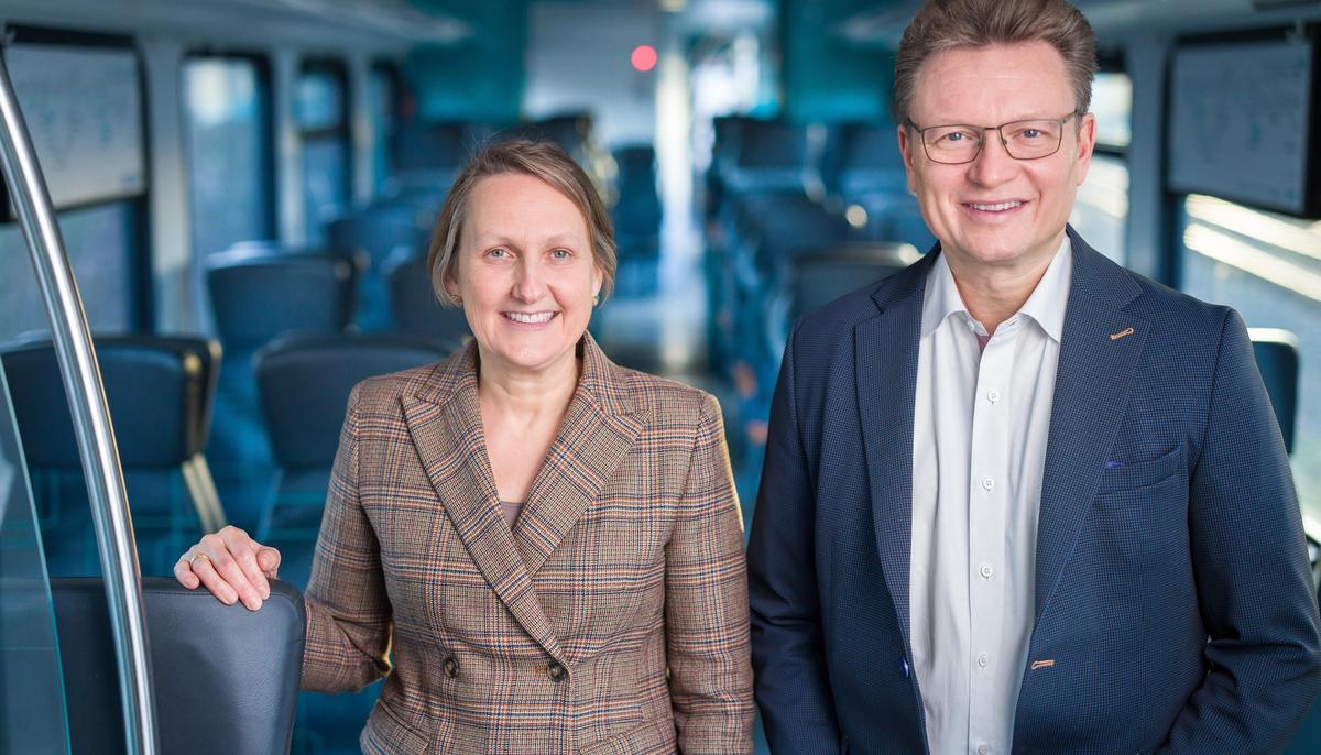 Die Geschäftsführenden der eurobahn stehen lächelnd in einem Eurobahn Zug